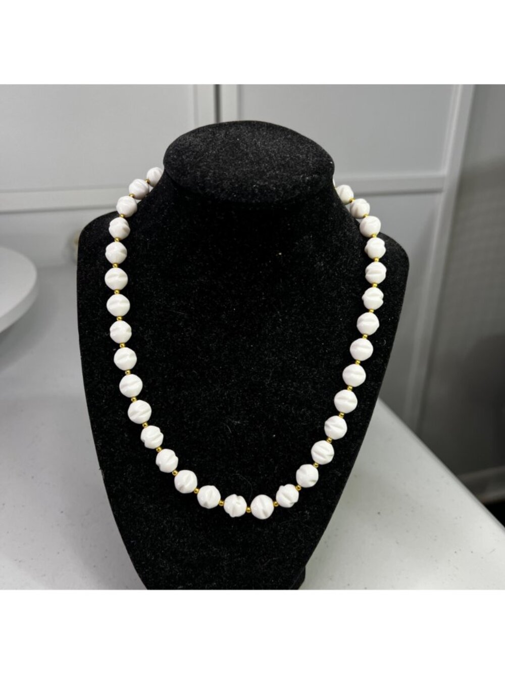 White Ribbed Lucite Bead Necklace Gold Tone Costume Jewelry 19" Vintage - Picture 4 of 7